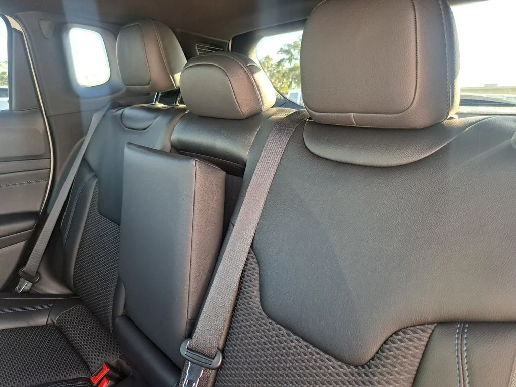 New 2026 Bright White Clear-Coat Exterior Paint Jeep Latitude image 23