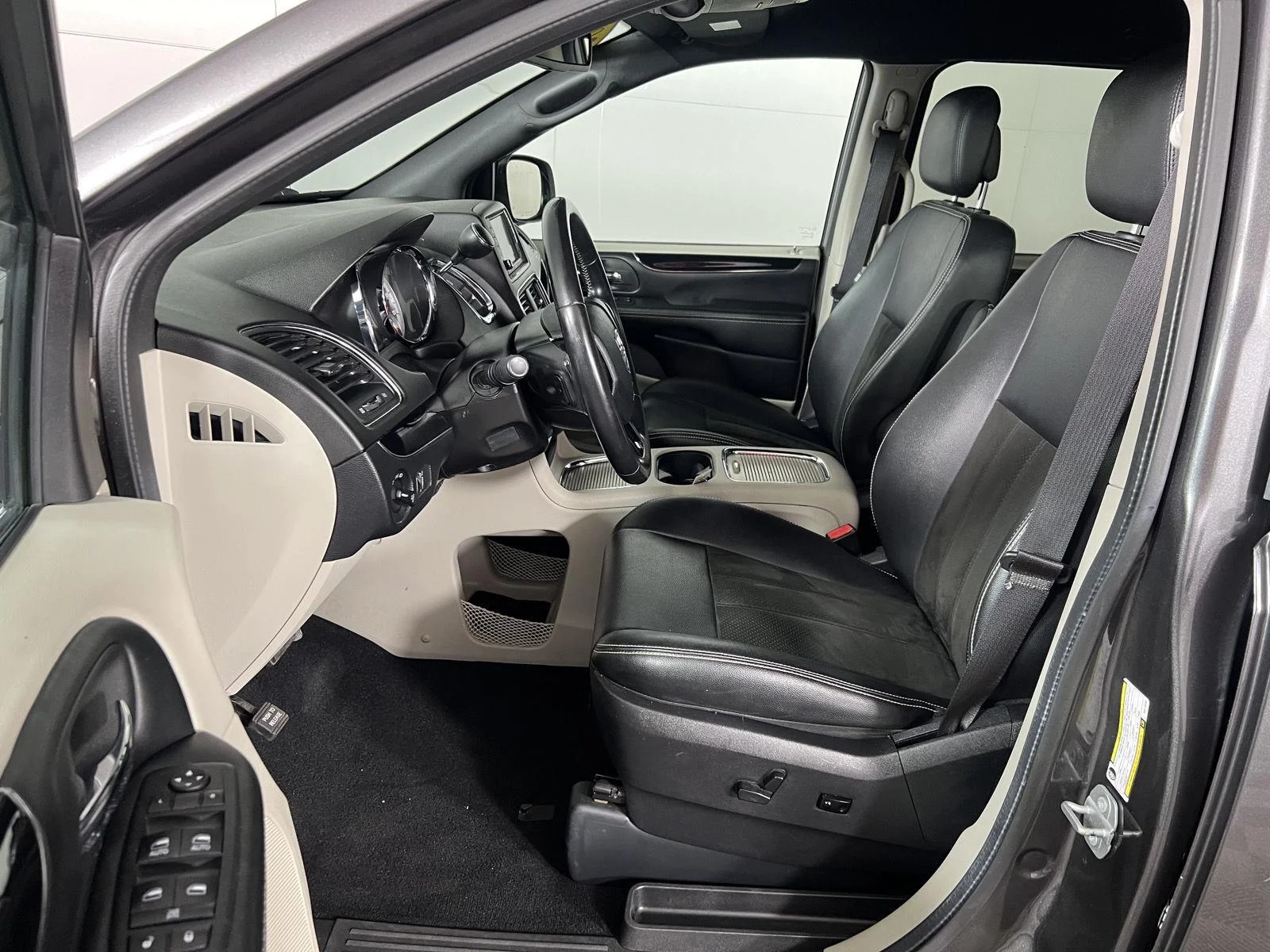 Used 2019 Granite Pearlcoat Dodge SXT image 16