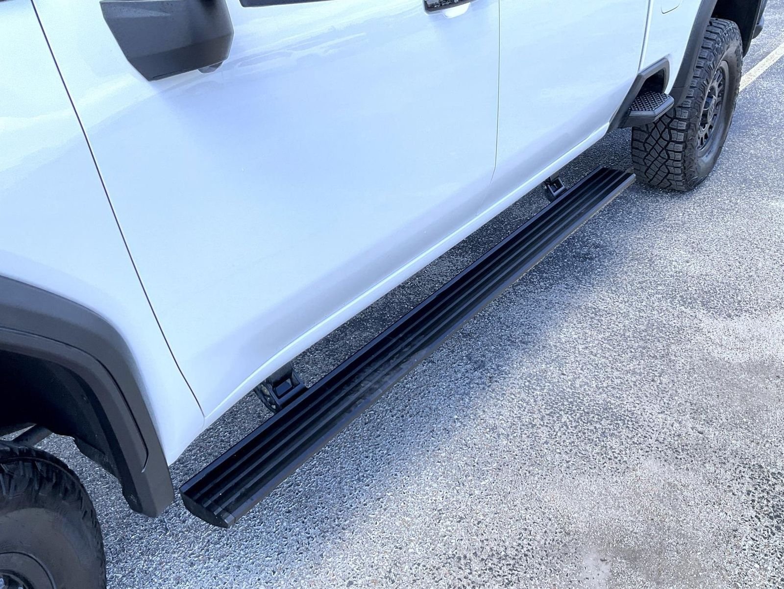 Used 2024 White GMC AT4X image 21
