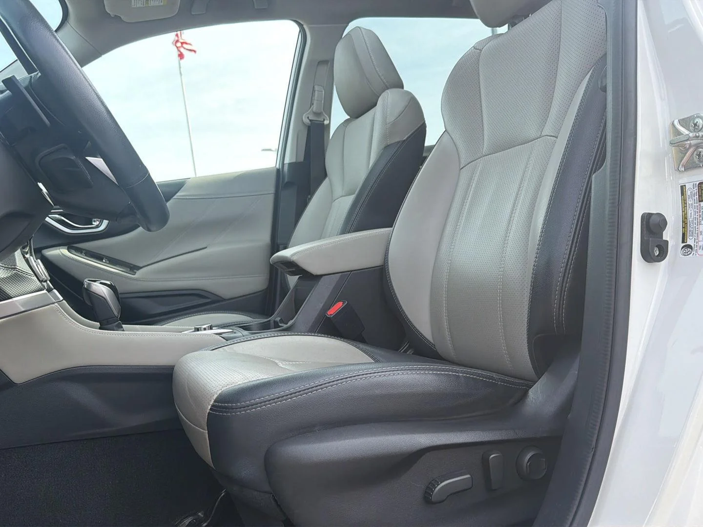 Used 2021 Crystal White Pearl Subaru Limited image 17