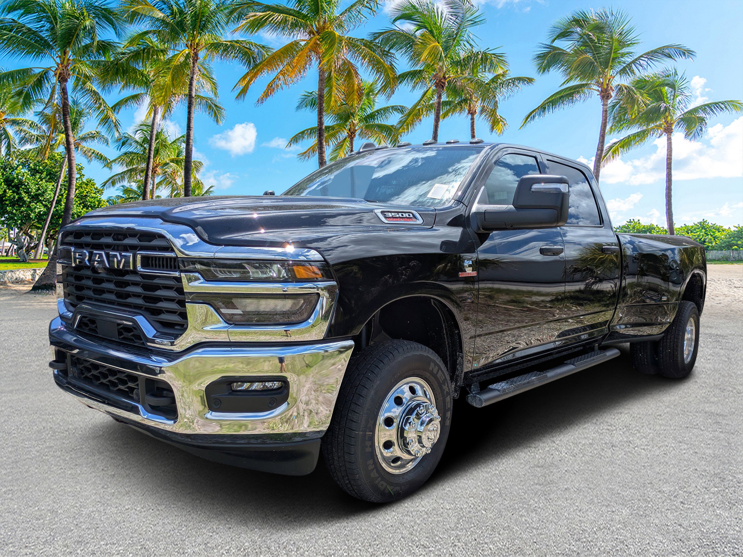 New 2026 Diamond Black Crystal Pearl-Coat Exterior Paint RAM Tradesman image 6