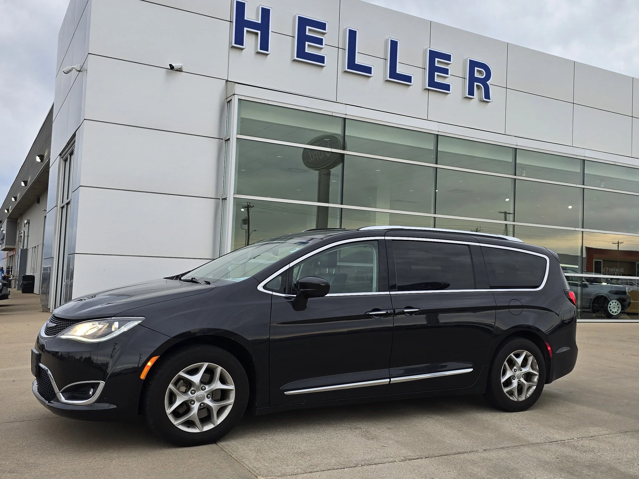 Used 2019 Brilliant Black Crystal Pearlcoat Chrysler Touring L Plus image 3