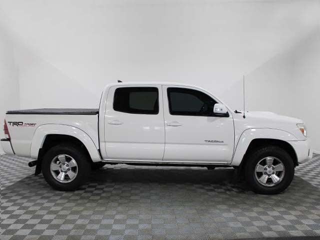Used 2015 Super White Toyota  image 7
