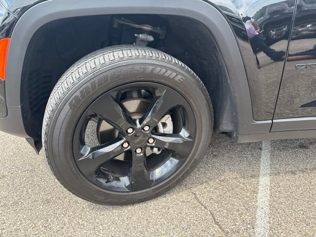 Used 2025 Diamond Black Crystal Pearlcoat Jeep Altitude X image 11