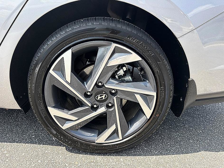 Used 2026 Fluid Metal Hyundai Limited image 8