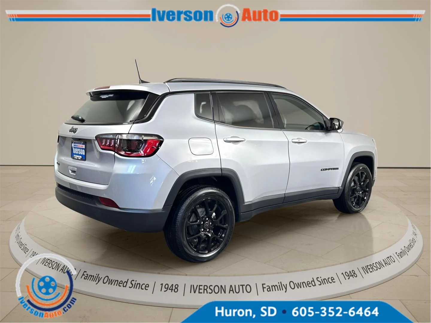 New 2026 Silver Zynith Metallic Clear-Coat Exterior Paint Jeep Latitude Altitude image 11