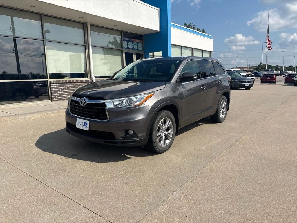 Used 2016 Gray Toyota LE V6 image 1