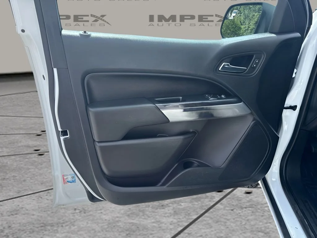 Used 2022 White Chevrolet LT image 18