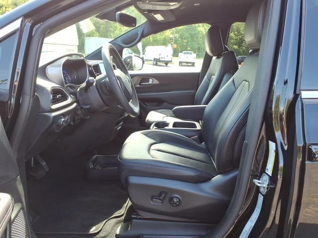 Certified Used 2025 Diamond Black Chrysler Select image 13