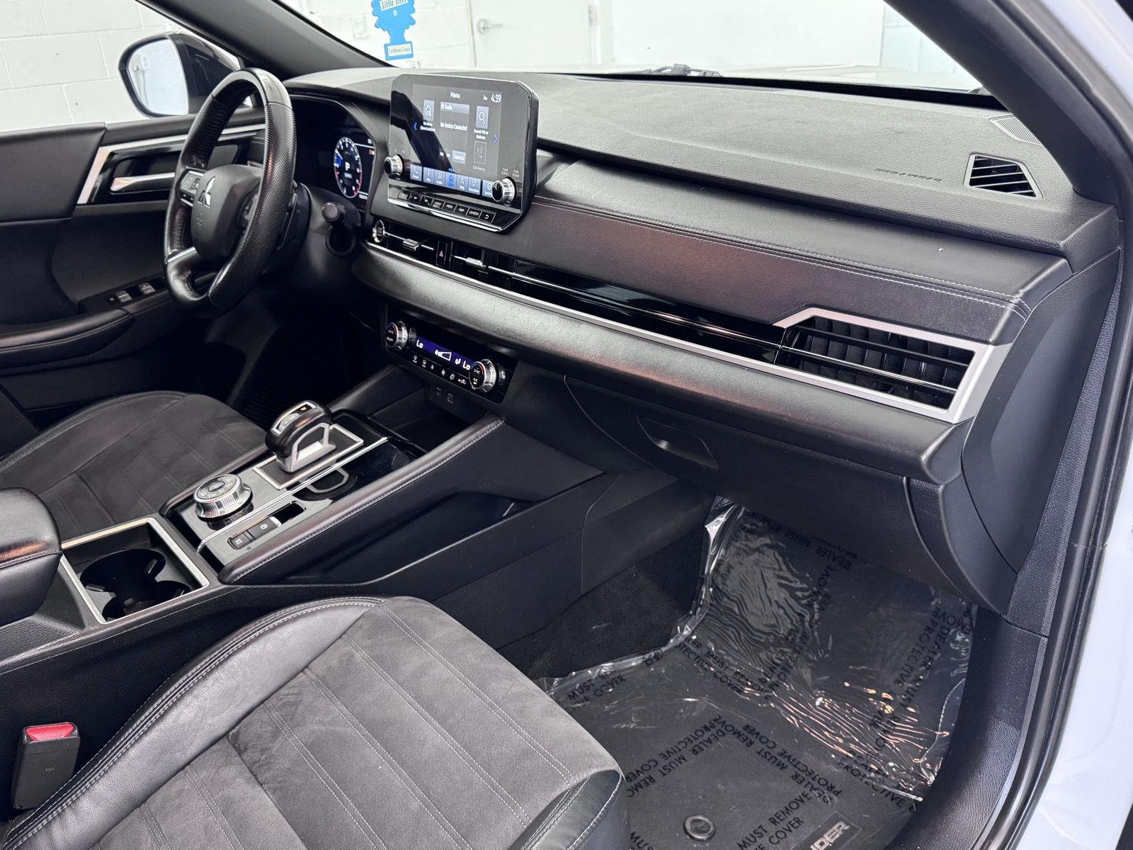 Used 2023 White Diamond Mitsubishi SE Black Edition image 3