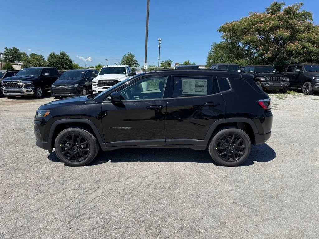 New 2026 Diamond Black Crystal Pearl-Coat Exterior Paint Jeep Latitude image 9