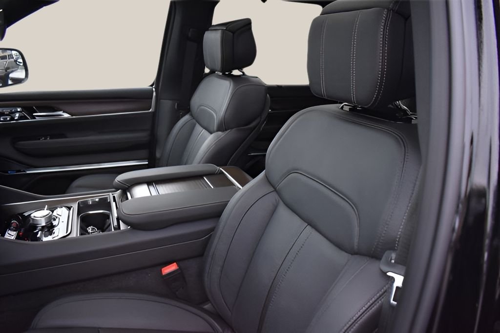 Used 2023 Black Jeep Base image 23