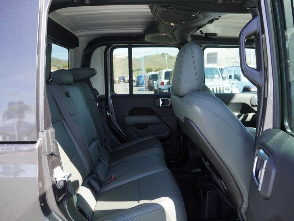 New 2026 Granite Crystal Metallic Clear-Coat Exterior Paint Jeep Mojave image 21