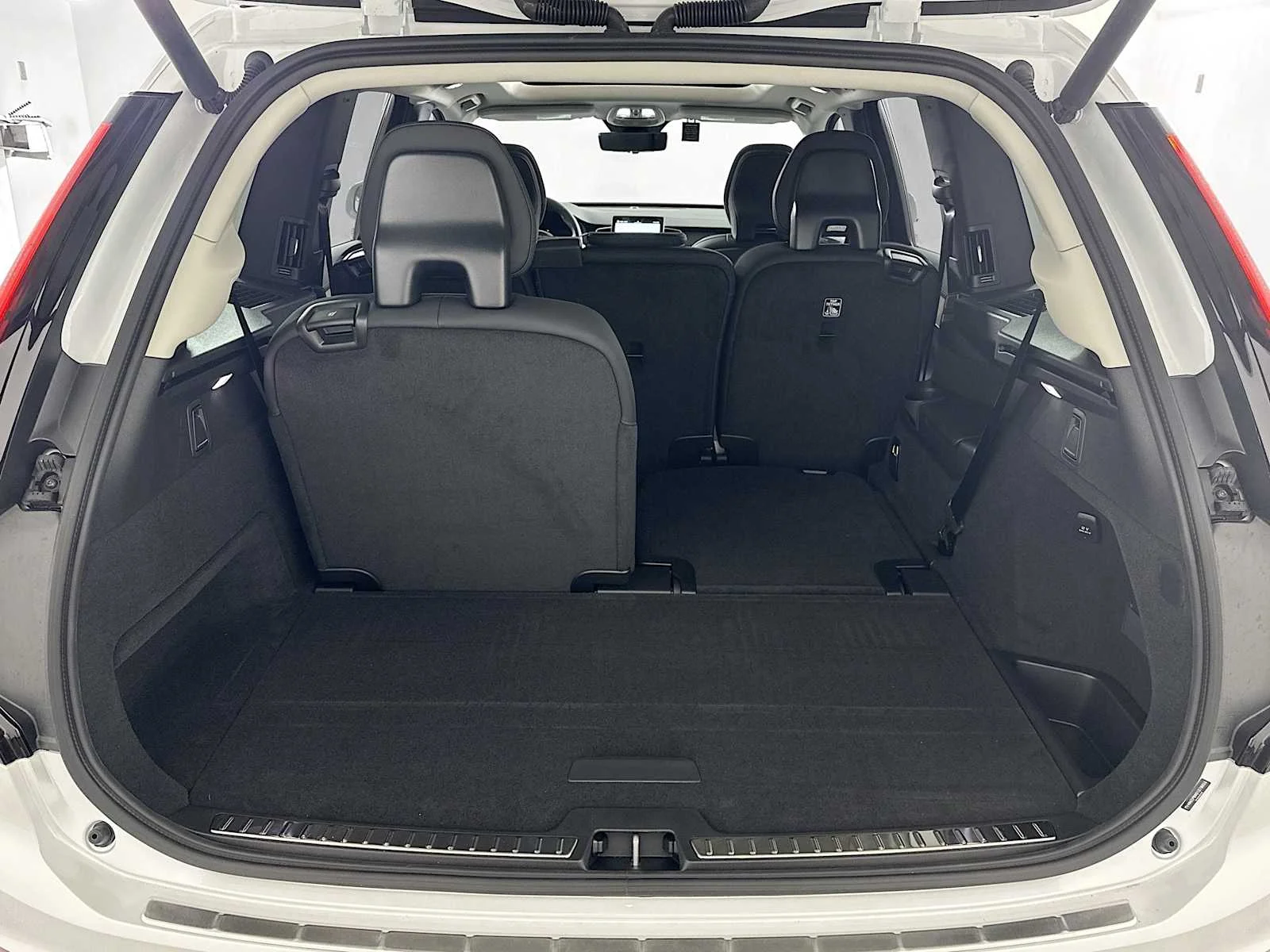 Used 2025 Crystal White Volvo Plus image 25