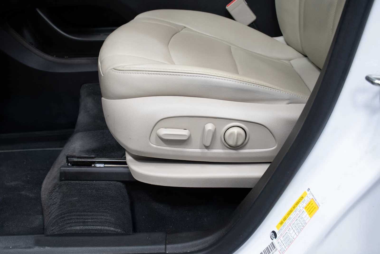 Used 2021 Summit White Buick Essence image 13
