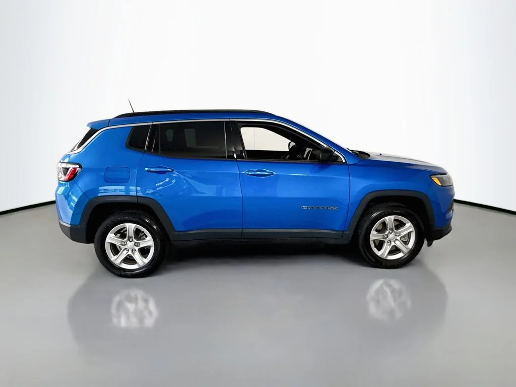 Used 2023 Laser Blue Pearlcoat Jeep Latitude image 15