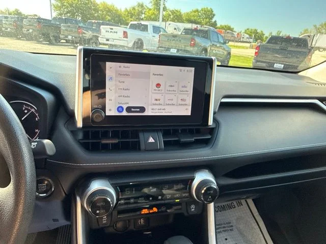 2024 Toyota RAV4 XLE - Photo 25