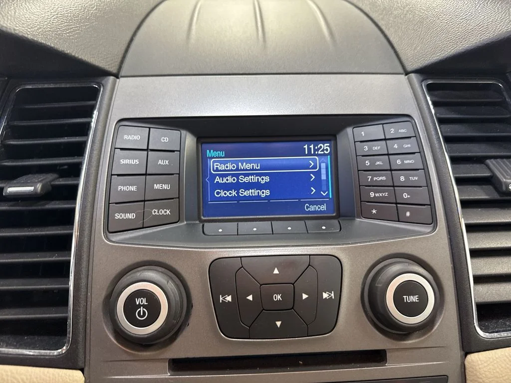 Used 2015 Oxford White Ford SEL image 19