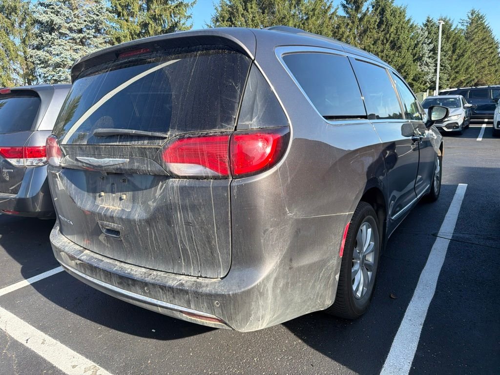 Used 2017 Gray Chrysler Touring L image 3
