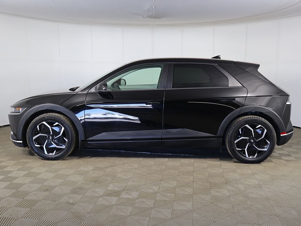 Used 2023 Black Hyundai SE image 13