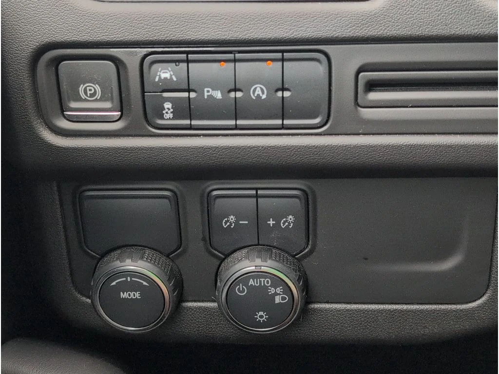 Used 2023 WHITE Chevrolet 2WD 4dr Premier image 27