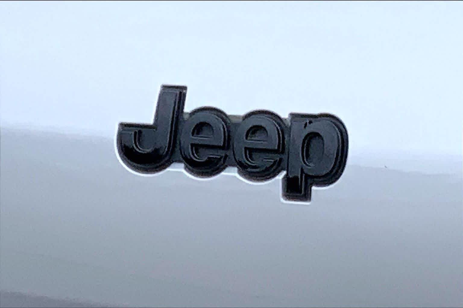 Used 2025 Silver Zynith Jeep Altitude X image 28