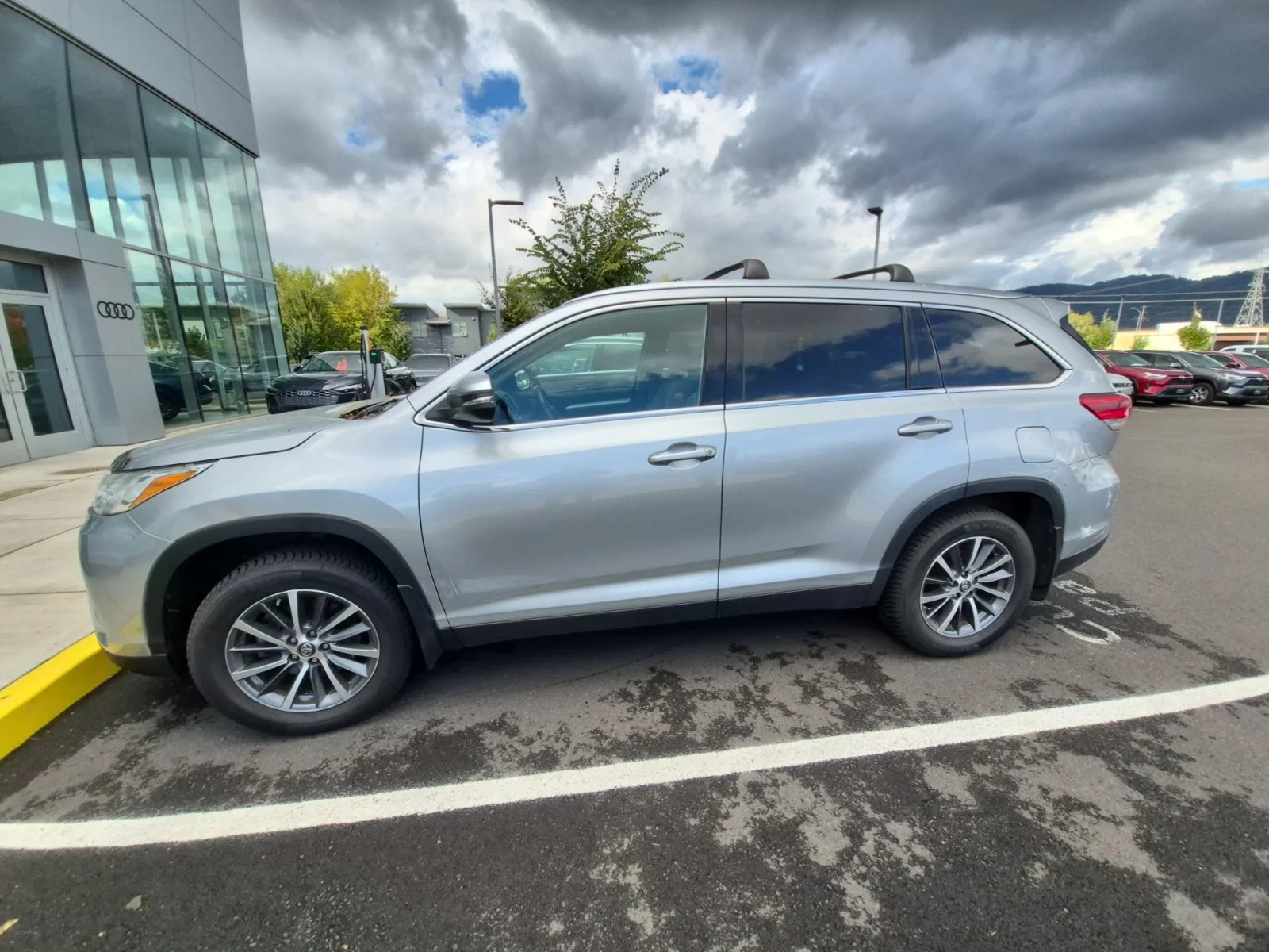 Used 2019 Silver Toyota XLE image 3
