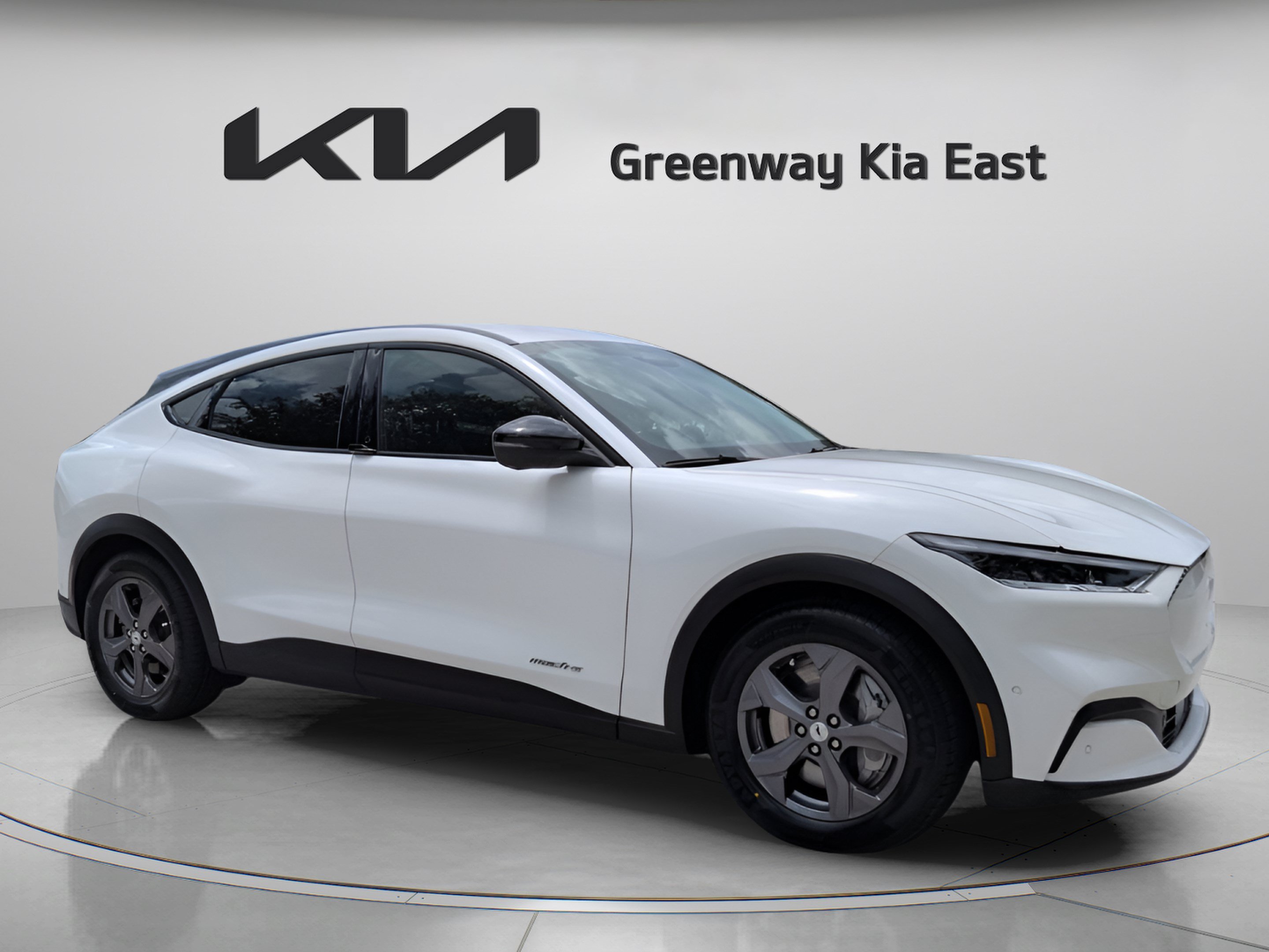Used 2023 White Metallic Ford Select image 3