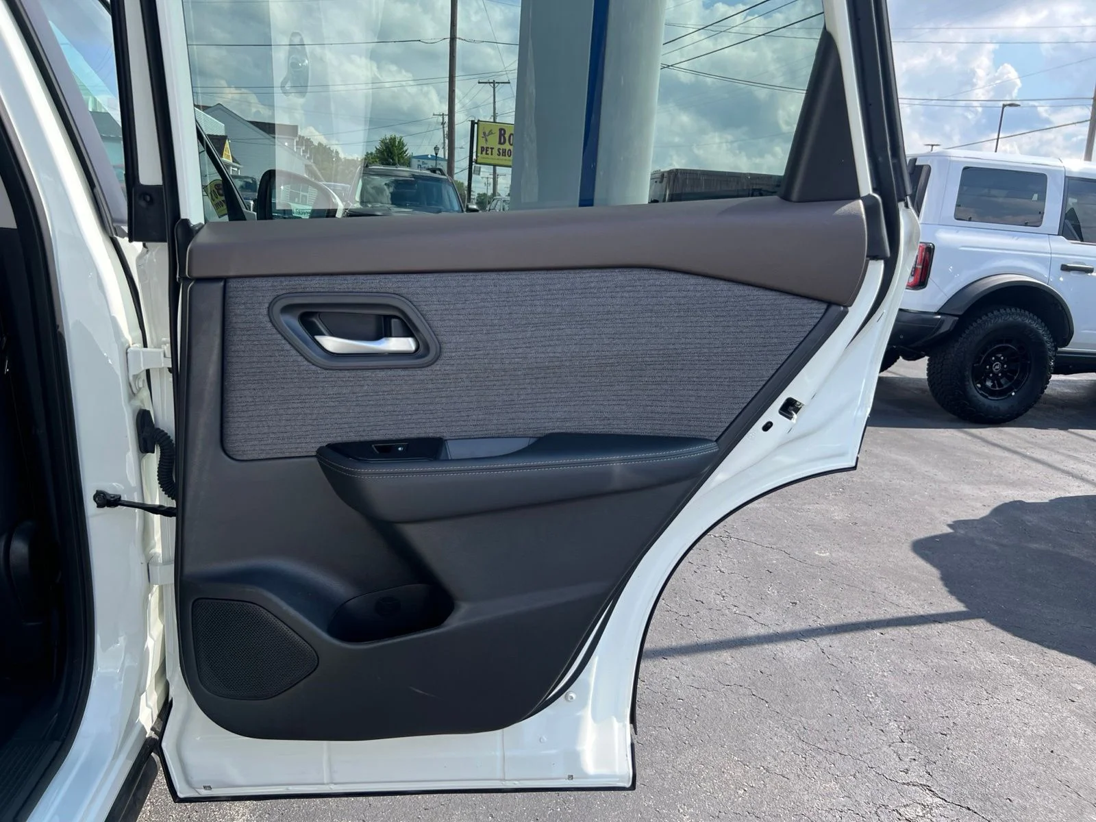 Used 2022 White Nissan SV image 36
