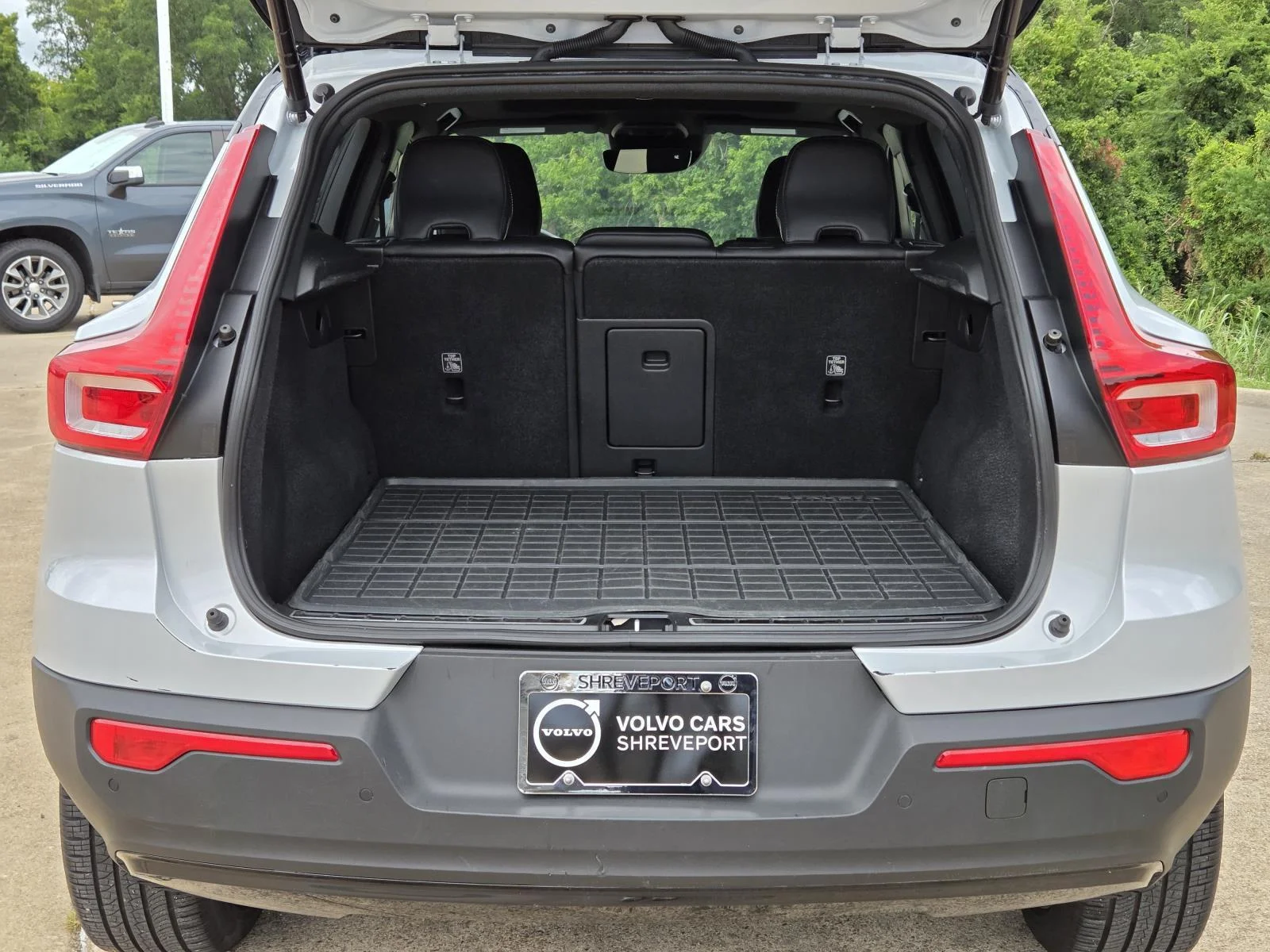 Used 2021 Glacier Silver Metallic Volvo R-Design image 10