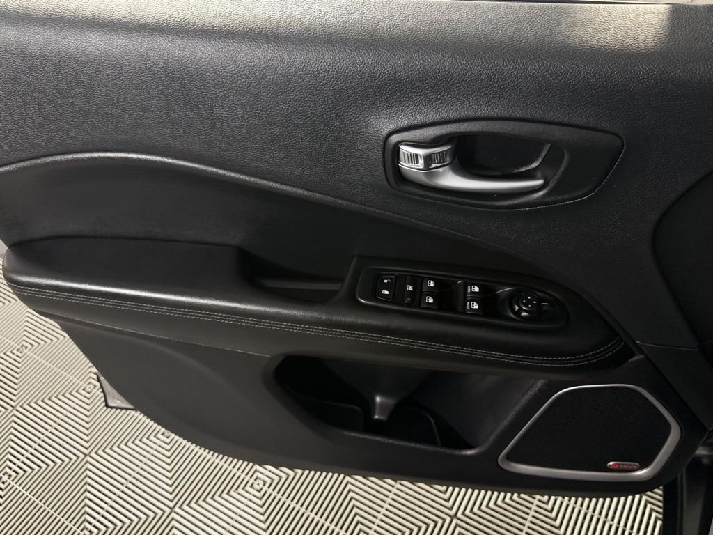 Used 2019 Silver Jeep Limited image 25