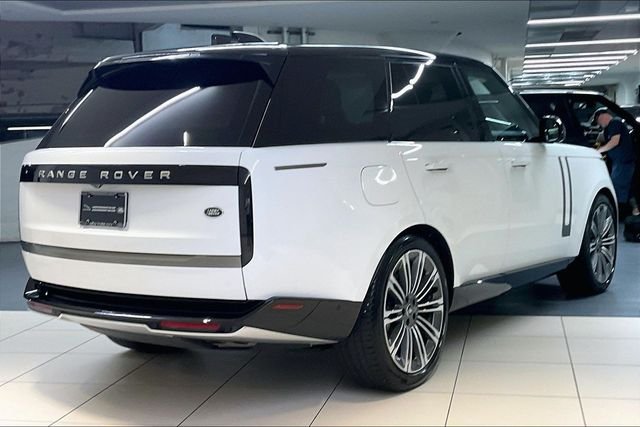 Used 2023 White Land Rover SE image 10