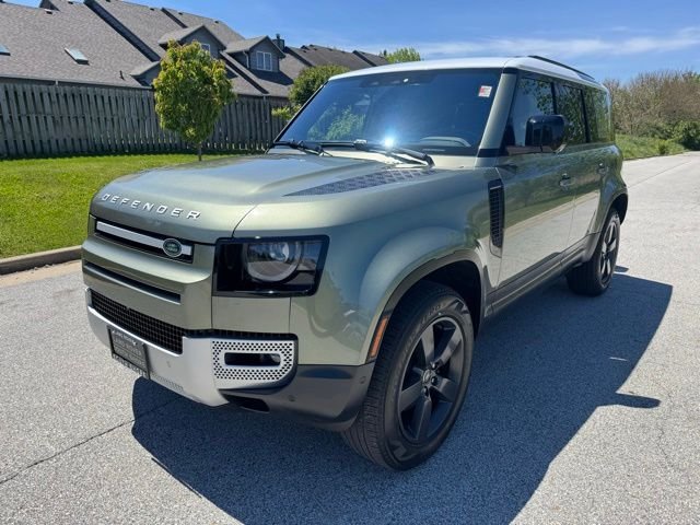 2022 Land Rover Defender S's photo