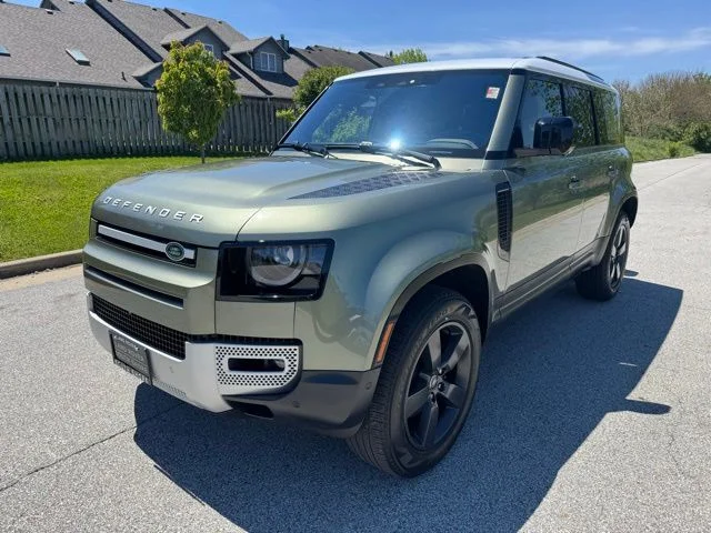 2022 Land Rover Defender S's photo