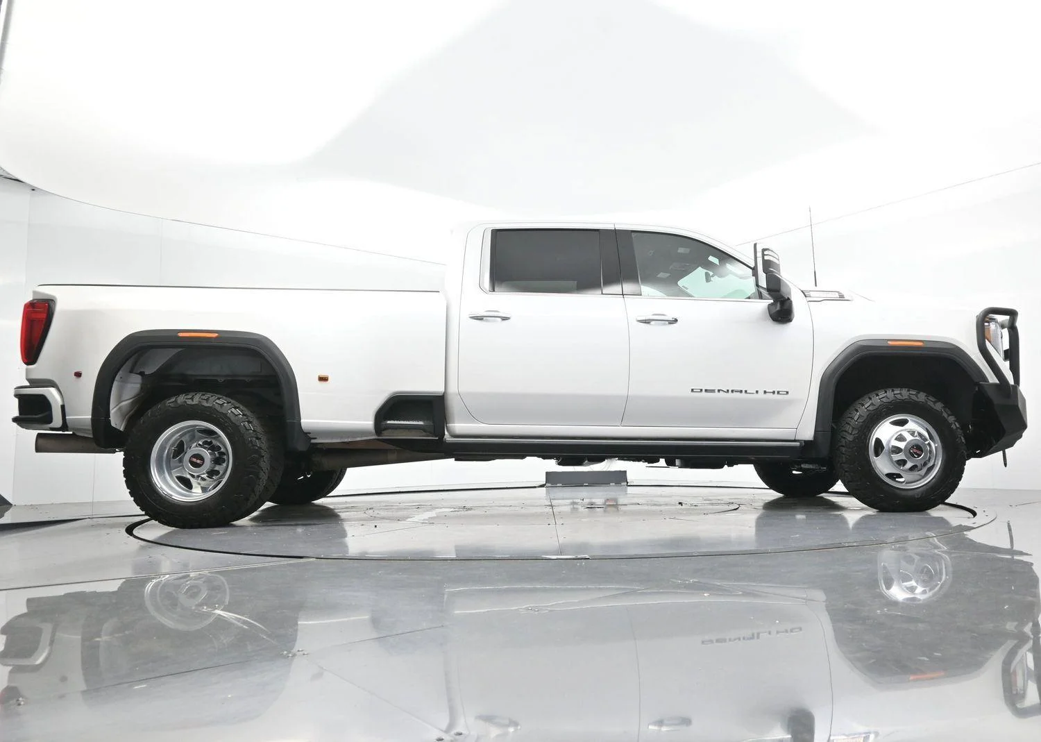 Used 2022 White Frost Tricoat GMC Denali image 55
