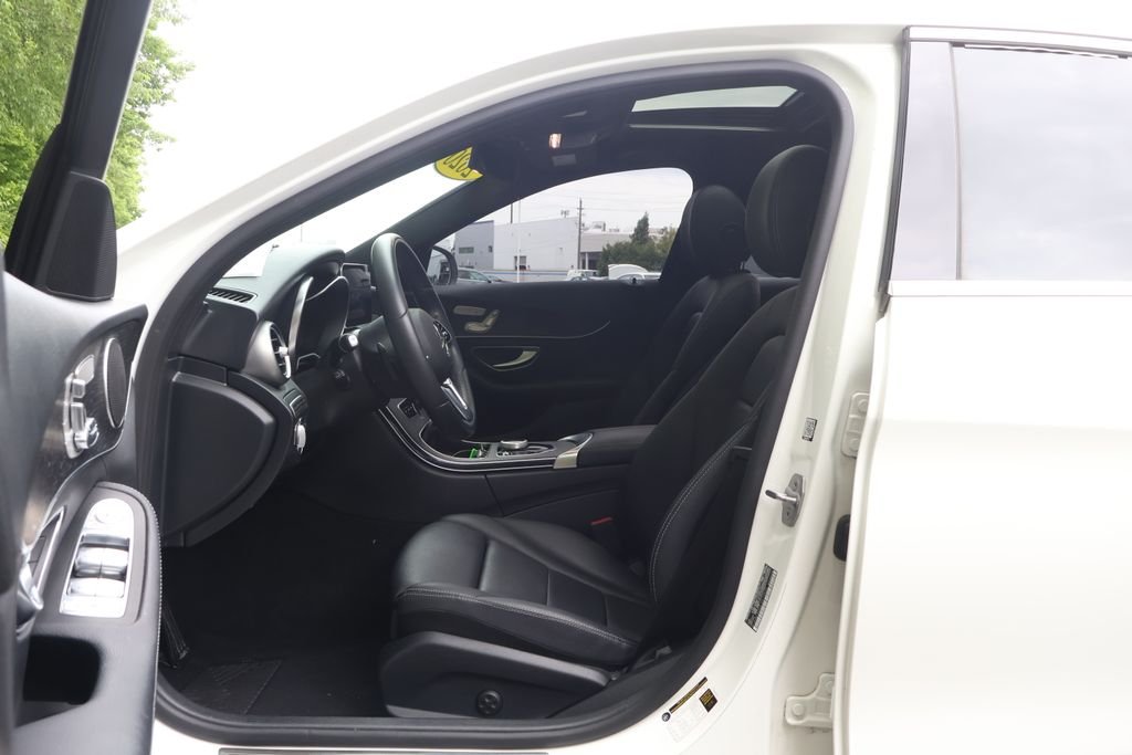 Used 2020 White Mercedes-Benz 4MATIC® image 29