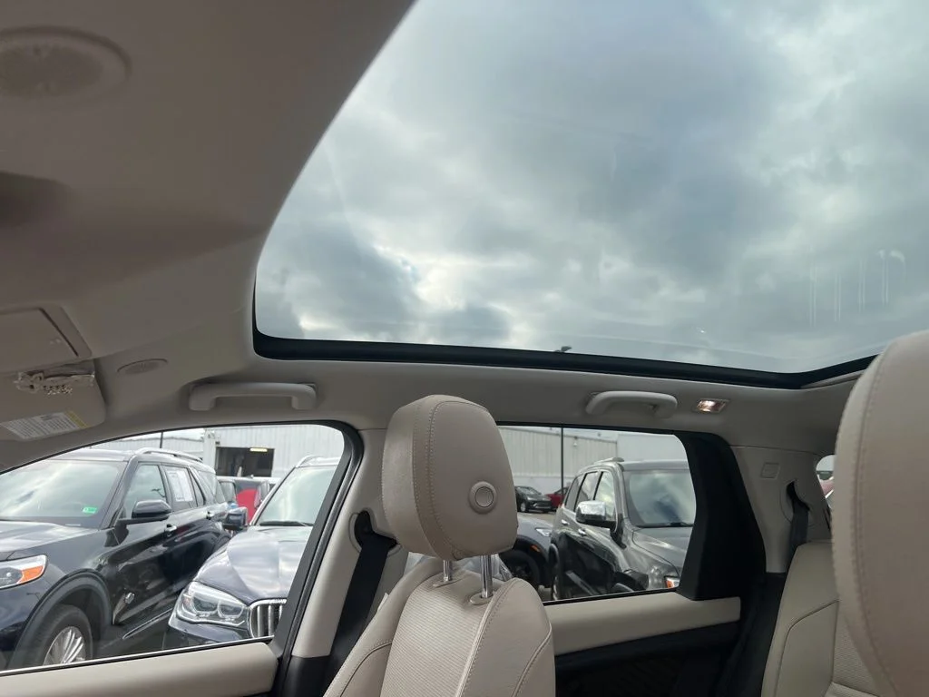 Used 2021 White Land Rover SE image 12