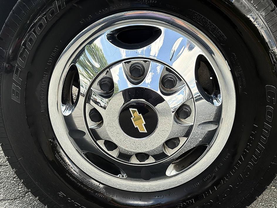 Used 2016 Silver Ice Metallic Chevrolet LT image 8
