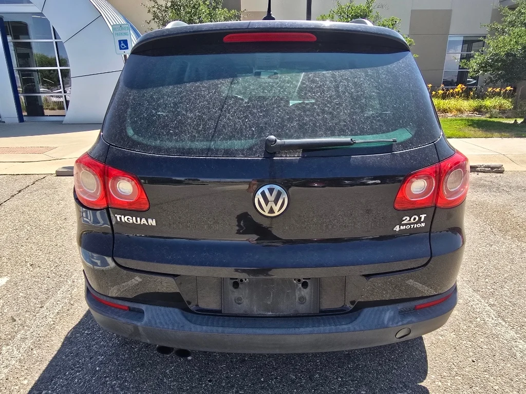 Used 2011 Deep Black Metallic Volkswagen SE 4Motion image 15