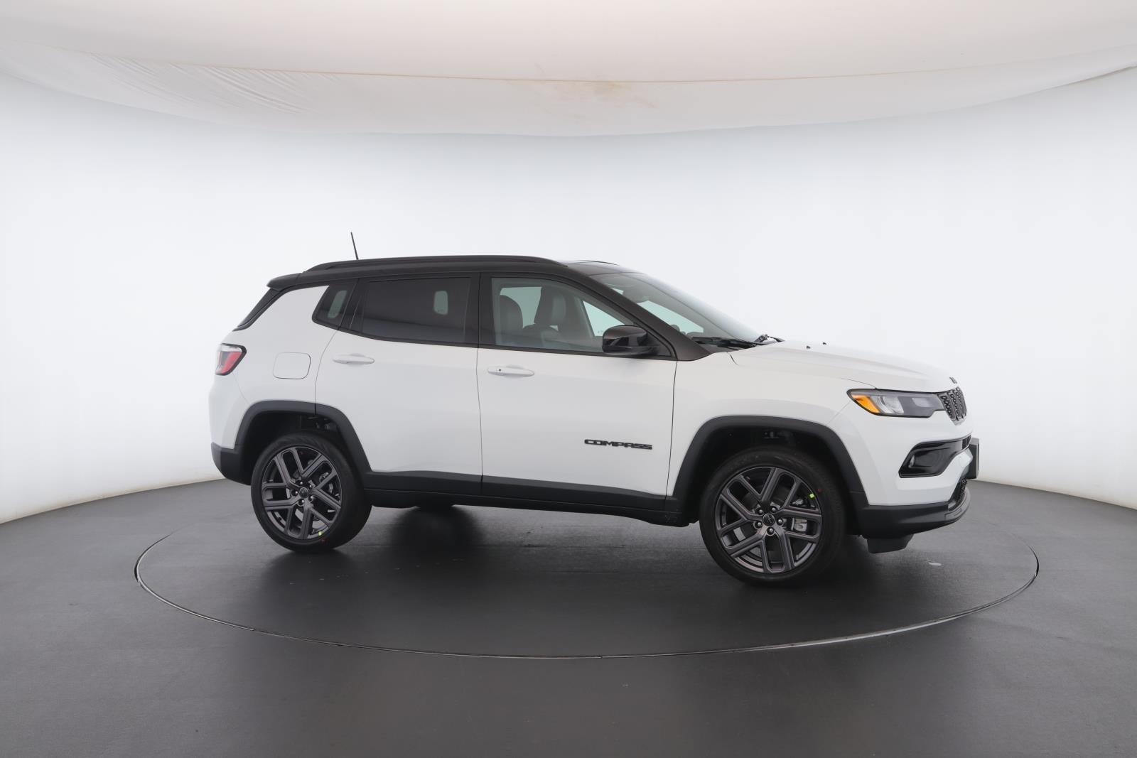 New 2026 Bright White Clear-Coat Exterior Paint Jeep Limited Altitude 4x4 image 31