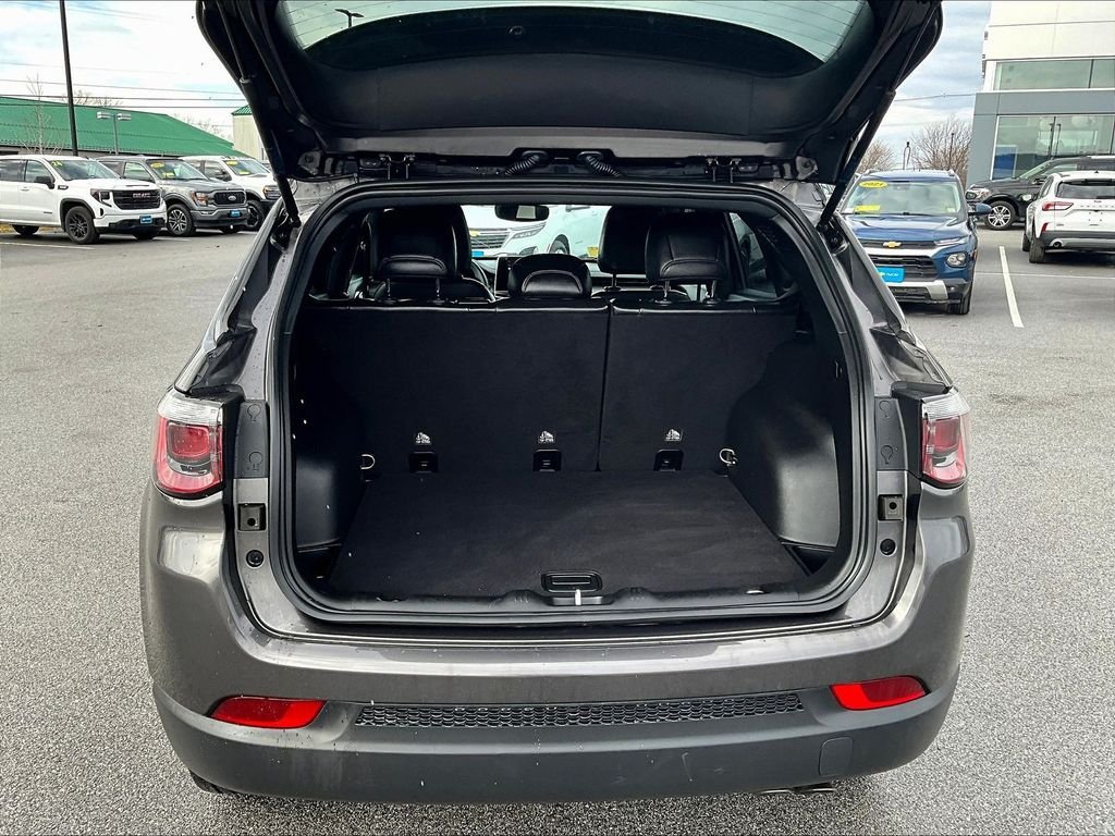 Used 2022 Gray Jeep Latitude image 34