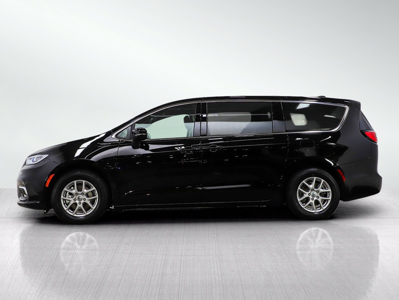 Used 2025 Chrysler Pacifica Select with VIN 2C4RC1BG6SR568776 for sale in South Saint Paul, Minnesota