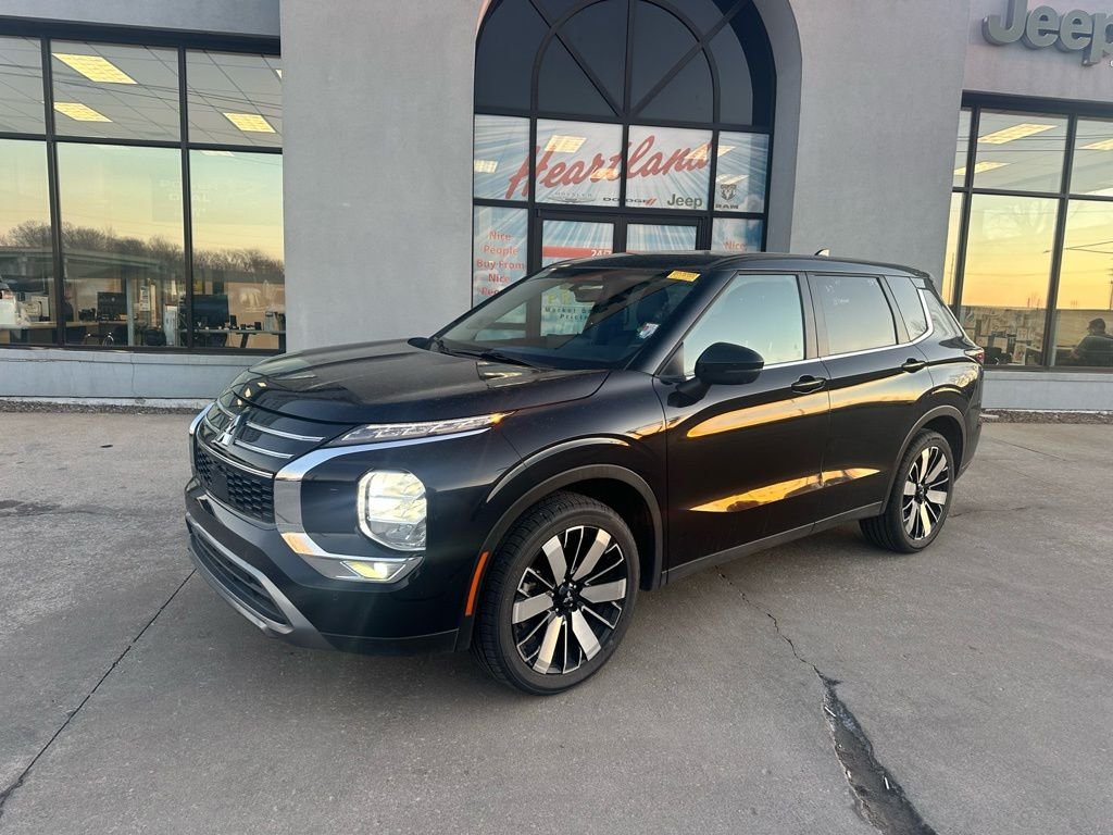 Used 2025 Mitsubishi Outlander SE with VIN JA4J4VA88SZ028423 for sale in Kansas City