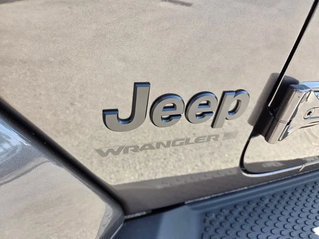 New 2026 Granite Crystal Metallic Clear-Coat Exterior Paint Jeep Sahara image 4