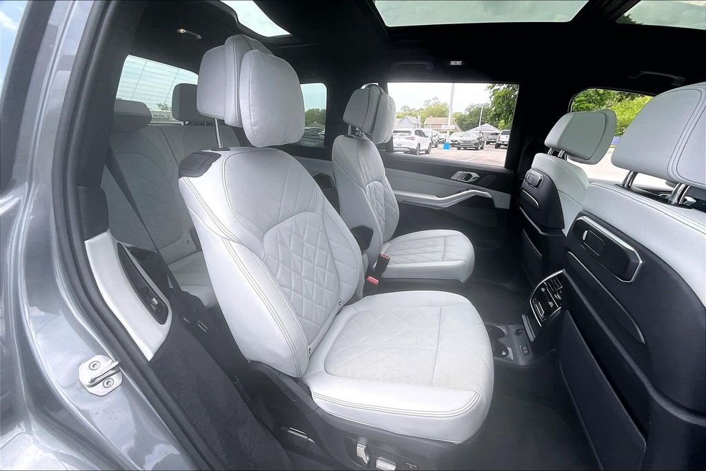 Used 2023 Gray BMW xDrive40i image 21