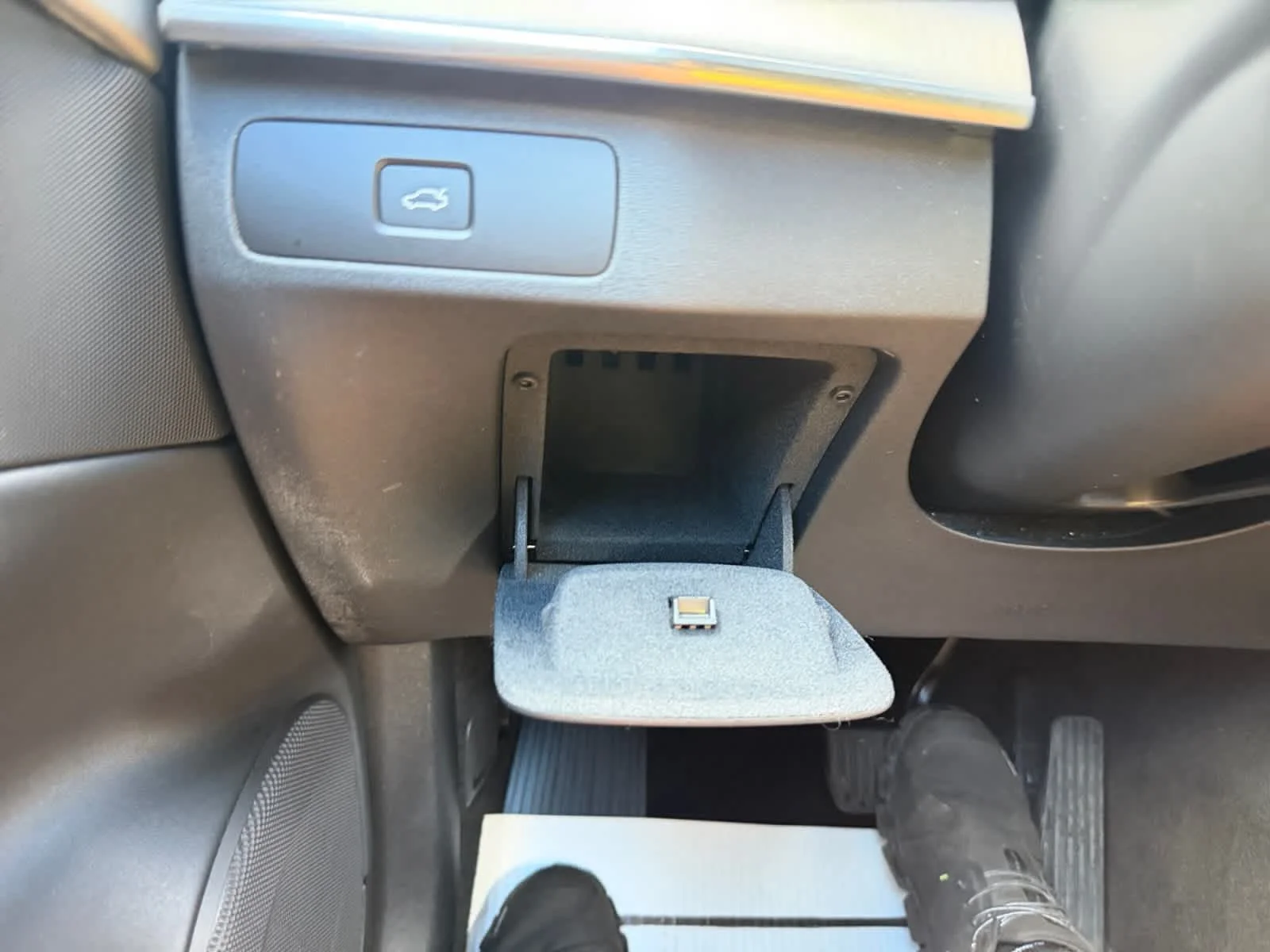 Used 2025 Crystal White Metallic Volvo Core image 30