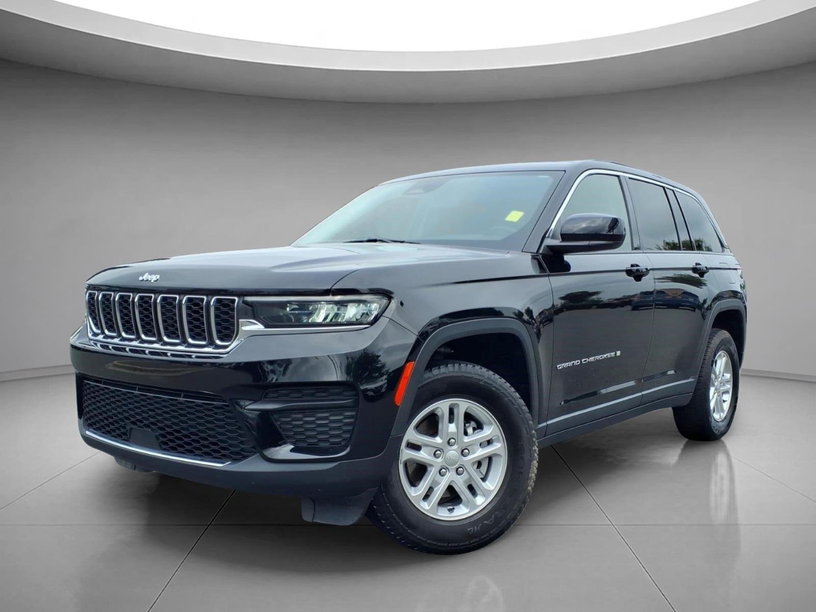 Used 2022 Diamond Black Crystal Pearlcoat Jeep Laredo image 1