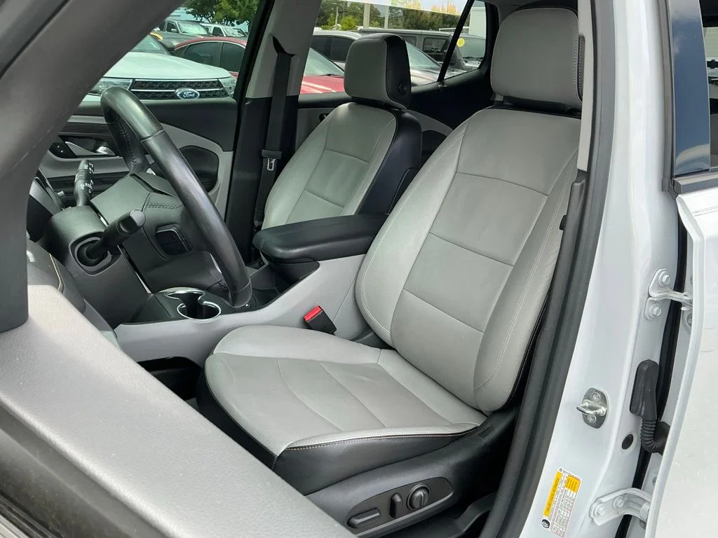 Used 2021 White GMC SLT image 35