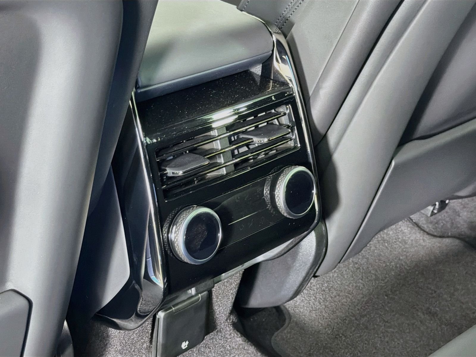 New 2026 Carpathian Grey Land Rover Dynamic SE image 28