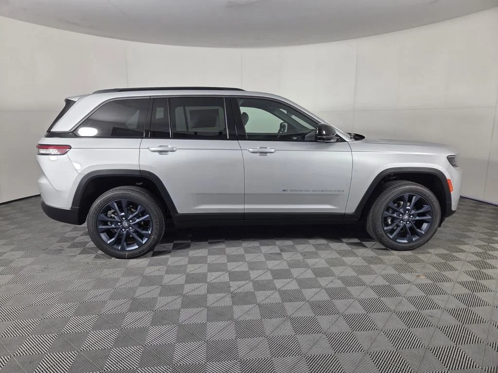 New 2026 Silver Zynith Exterior Paint Jeep 85th Anniversary Edition image 5